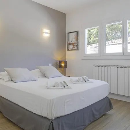Charming House With Terrace - - Welkeys *